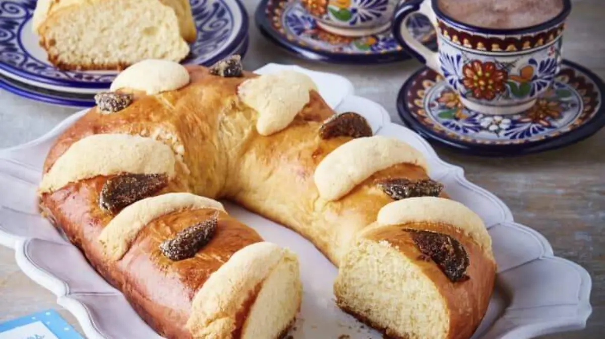 rosca de reyes y chocolate caliente